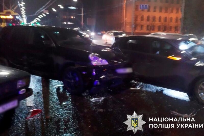 У Києві п’яний водій Porsche Cayenne влаштував ДТП і стрілянину