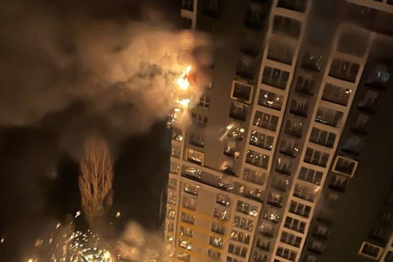 У Києві влучання уламків у будинки, є поранені