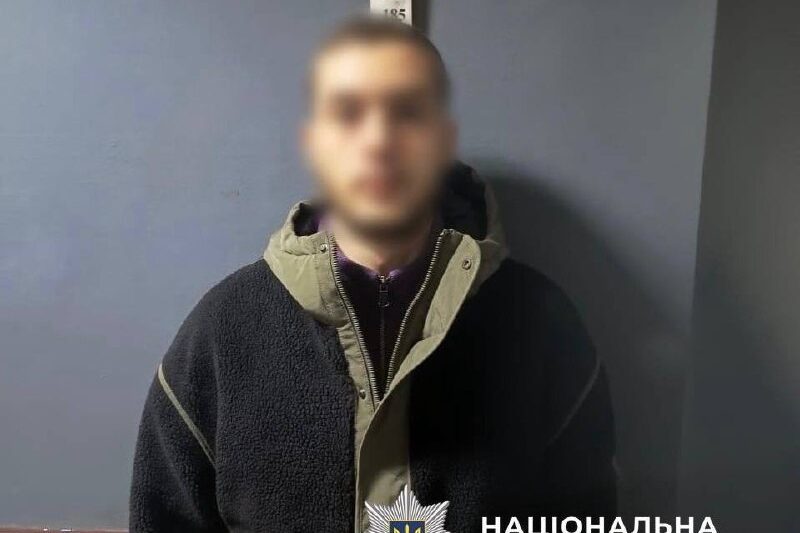 У Києві затримали наркокур’єра з колбами канабісу