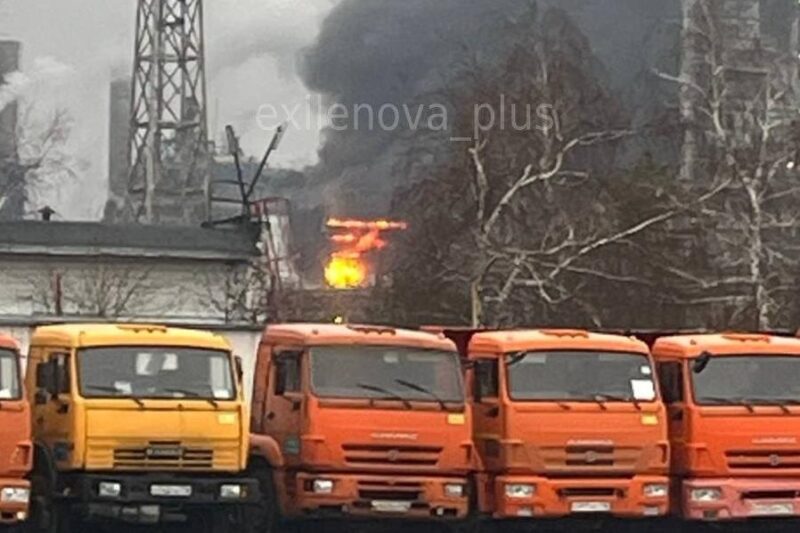 У Росії пролунали вибухи на НПЗ: зайнялася пожежа