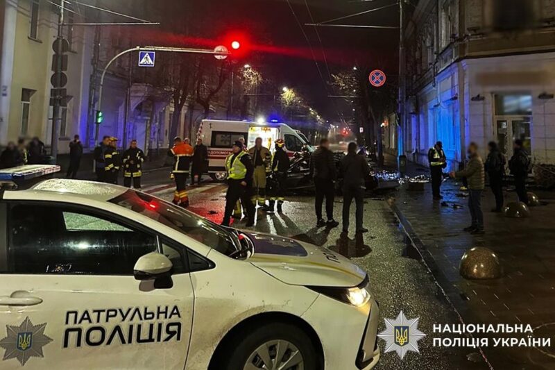 У центрі Житомира Mercedes врізався в будинок: є загиблі