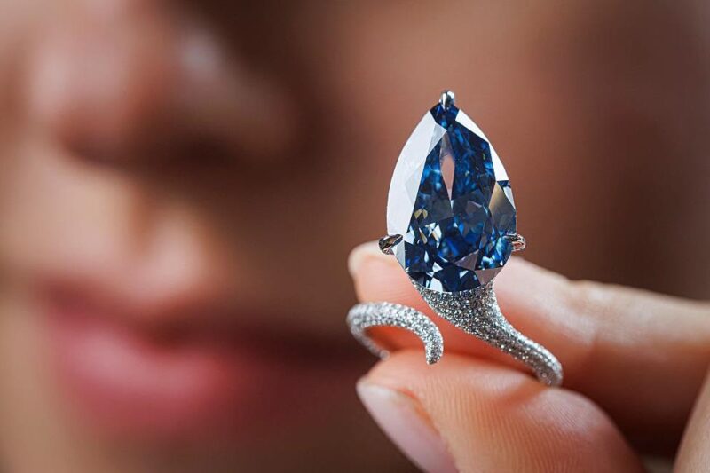 У Женеві продали рідкісний блакитний діамант за понад $25 млн