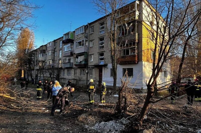 Удар по Дніпру: поранені жінка і 4-річна дитина