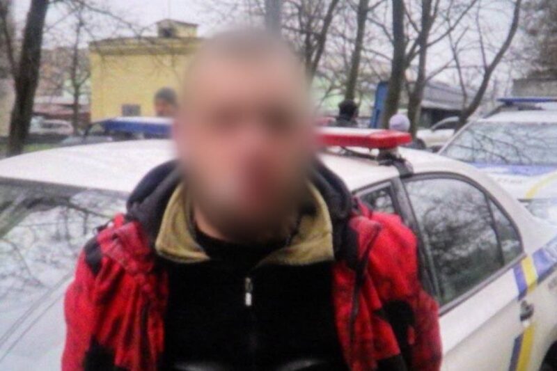 В Києві чоловік пограбував дівчину, погрожуючи іграшковим пістолетом