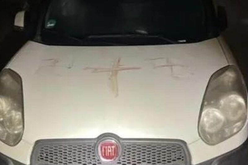 В Німеччині на 50 авто виявили свастики, намальовані людською кров’ю