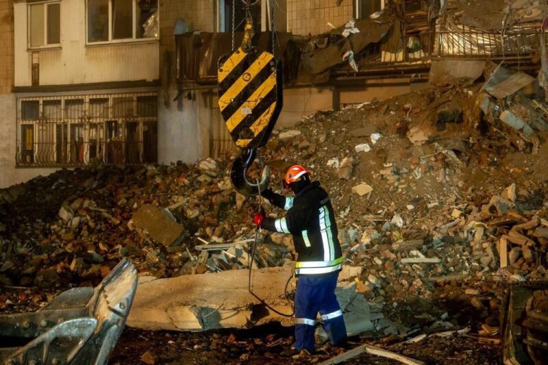 В Тернополі третю добу триває розбір завалів