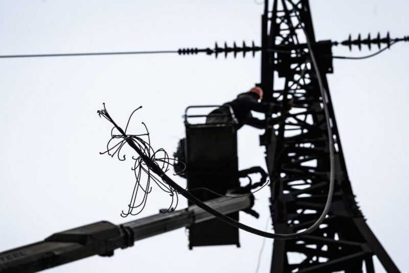 В Україні відключення через обстріли і негоду