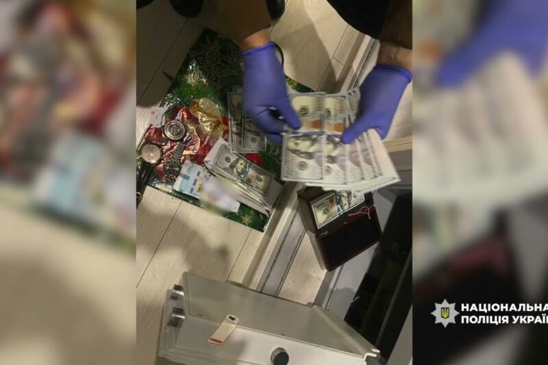 «20 000 доларів і ти непридатний до служби» – поліція затримала організатора схеми та його спільника
