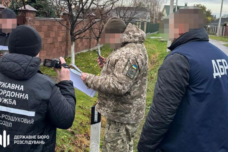 Затримало пʼятьох прикордонників, які випустили за кордон сотню ухилянтів