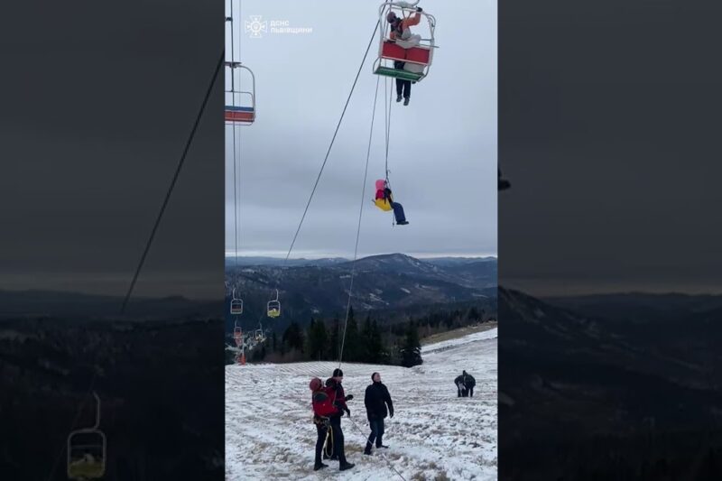 Рятувальники зняли з підйомника 78 людей, з них 39 дітей.