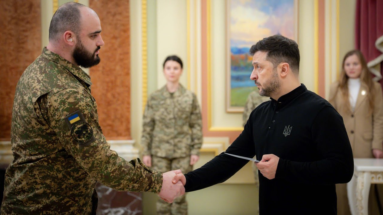 Володимир Зеленський вручив сертифікати на отримання квартир воїнам та їхнім родинам