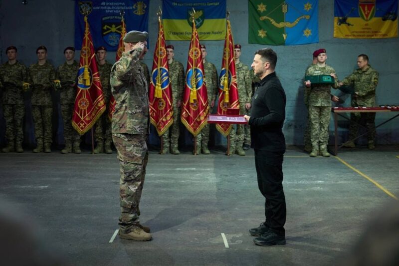 Володимир Зеленський вручив нагороди українським захисникам у Харкові