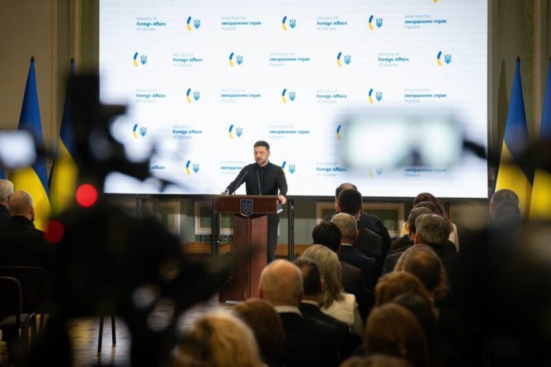 Спілкування Володимира Зеленського з медіа: дипломатія і фронт