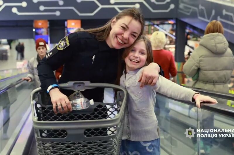 «Різдво з поліцейським»: діти разом із правоохоронцями обрали омріяні подарунки до новорічних свят