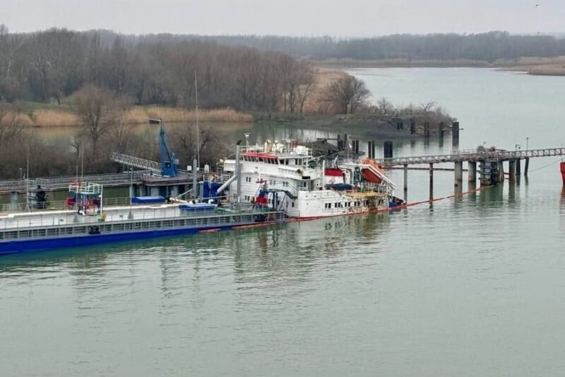 Атакований у Ростові танкер повільно йде на дно – ЗМІ
