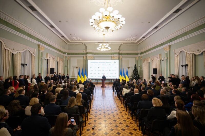 Володимир Зеленський привітав дипломатичних працівників із професійним святом