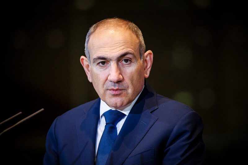 Літак Пашиняна не зміг сісти у Москві через атаку дронів