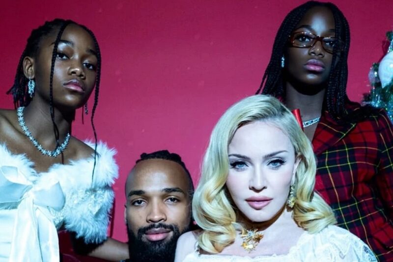 Мадонна з молодшими доньками влаштувала різдвяну фотосесію