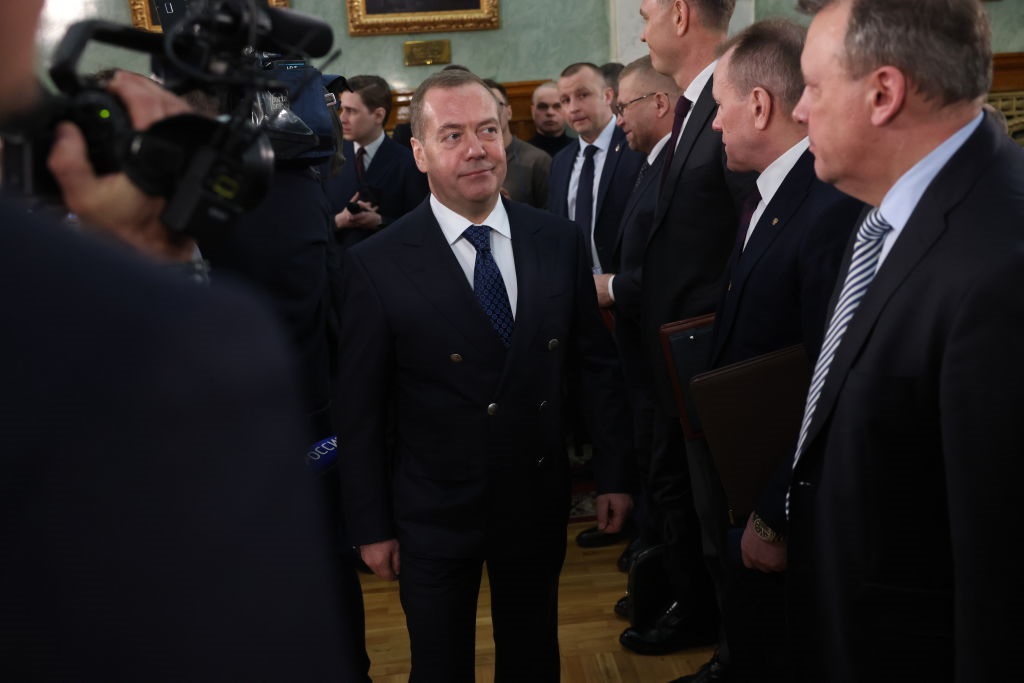 Новини світу - Медведєв пригрозив ЄС війною через активи РФ