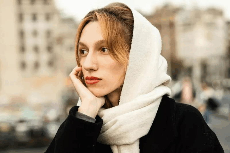 Модно та практично: мистецтво носити шарф на голові