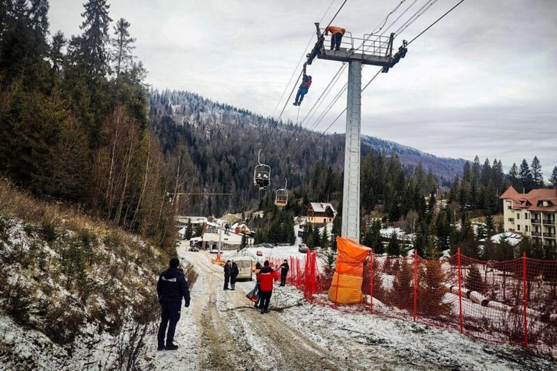 На горі на Львівщині 80 людей застрягли на підйомнику