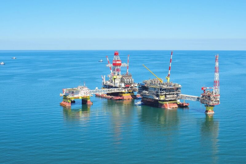 На Каспії уражено третю нафтову платформу – ЗМІ