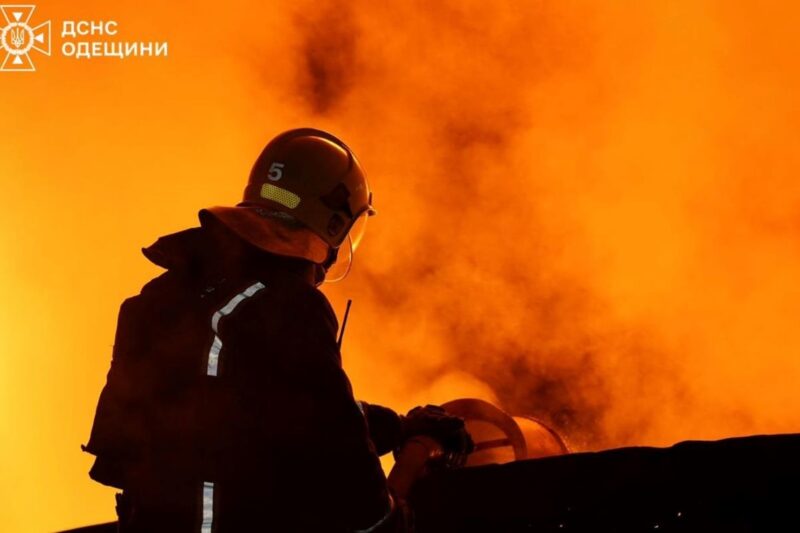 На Одещині через удар РФ виникло кілька пожеж
