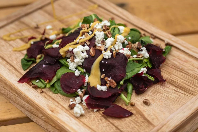 П’ять простих рецептів салатів із буряком та козячим сиром