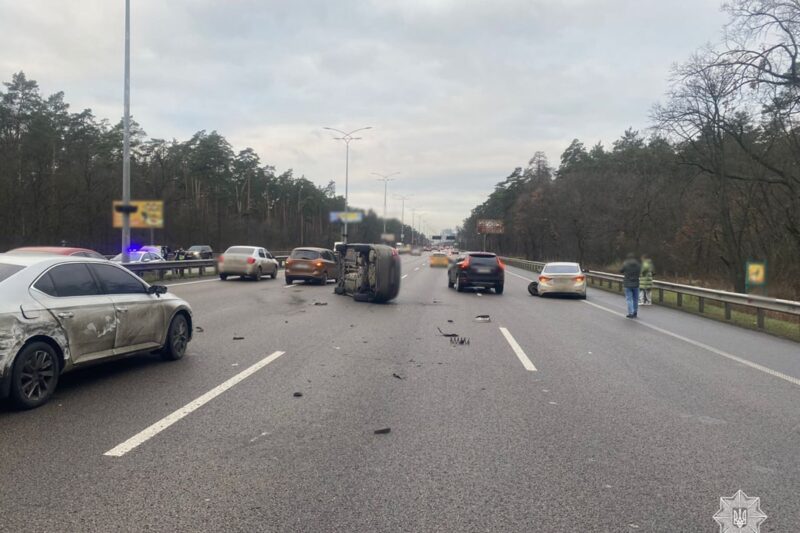 Під Києвом сталась масштабна ДТП за участі кількох авто