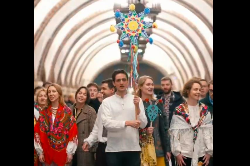 Працівники західних посольств заспівали Щедрика у метро Києва