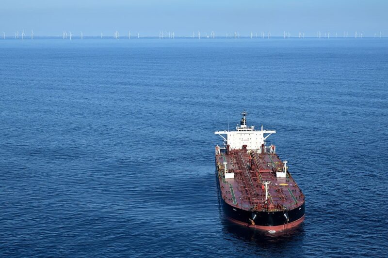 Рекордний обсяг російської нафти “застряг” у морі через санкції США