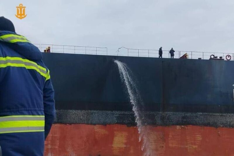 Росія вдарила по двох цивільних суднах – ВМС