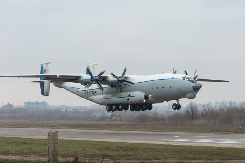 Розвалився в повітрі. Падіння літака в Росії