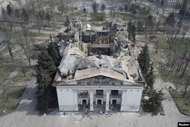 “Танці на кістках”: МЗС різко відреагувало на захід у Маріуполі