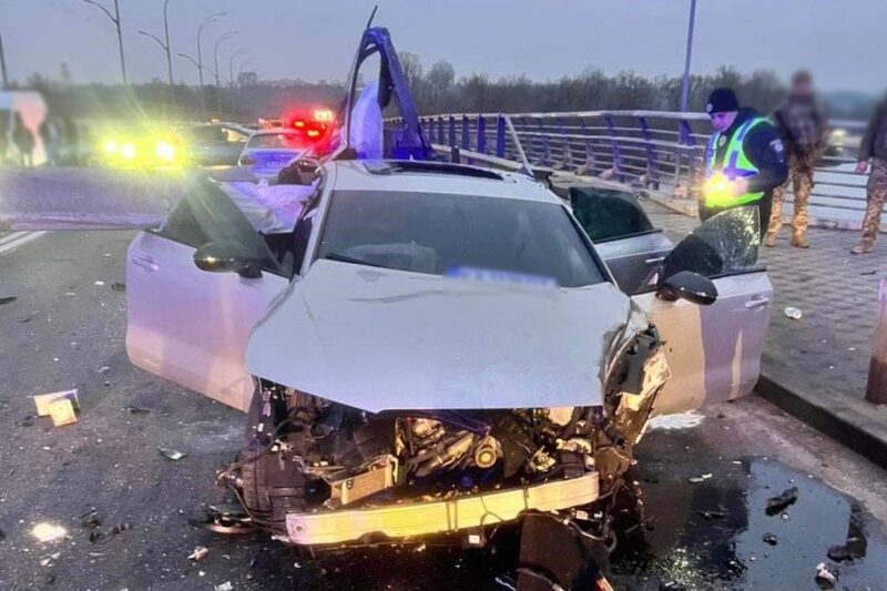 У Києві через ДТП перекрили рух біля мосту Метро