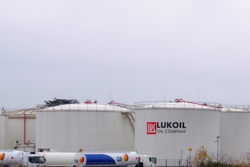Угорська компанія планує купити активи російського Лукойла – ЗМІ