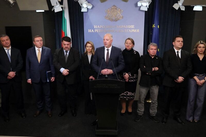 Уряд Болгарії на тлі масових протестів подав у відставку