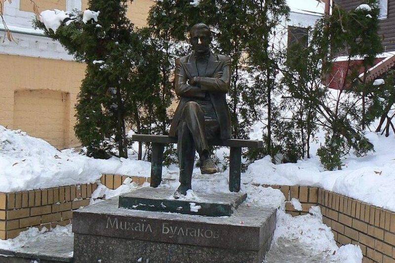 Новини Києва - В Києві демонтують пам'ятники Булгакову й Ахматовій
