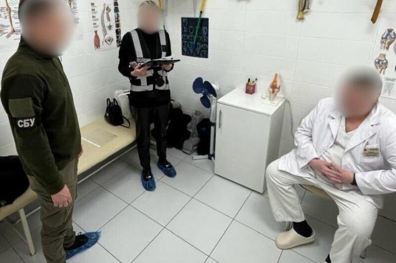 В Києві лікар змусив військового заплатити ₴30 тисяч за безплатний фіксатор
