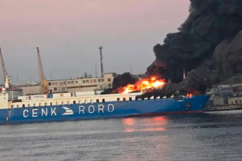 В Одесі після вибухів спалахнуло судно