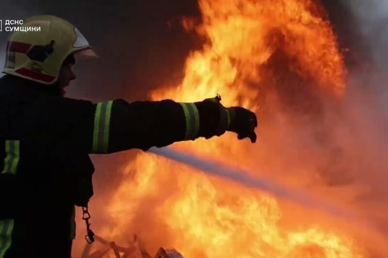 Сумщина: рятувальники під загрозою повторних ударів ліквідували пожежу, спричинену російською атакою