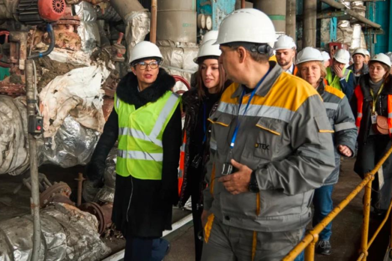 Єврокомісарка відвідала пошкоджену обстрілами ТЕС ДТЕК