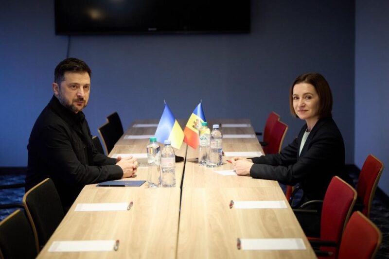 Зеленський і Санду провели переговори у Гаазі