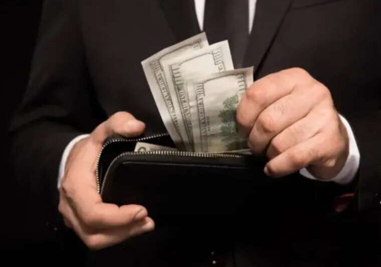 120 тисяч доларів готівкою та дружина з паспортом РФ статки директора оборонного ДП Монтажник-Україна Олександра Дмитрука