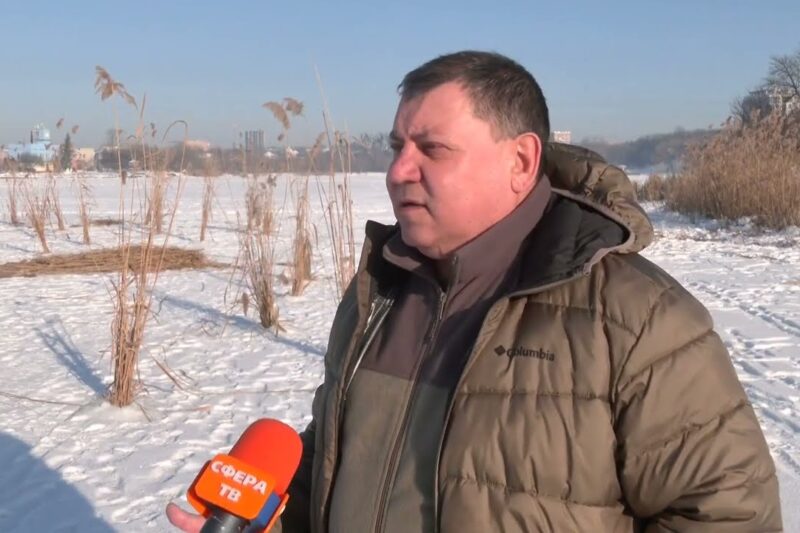 Рятуємо рибу від задухи: рибоохоронці облаштовують лунки на Басовому Куті в Рівному