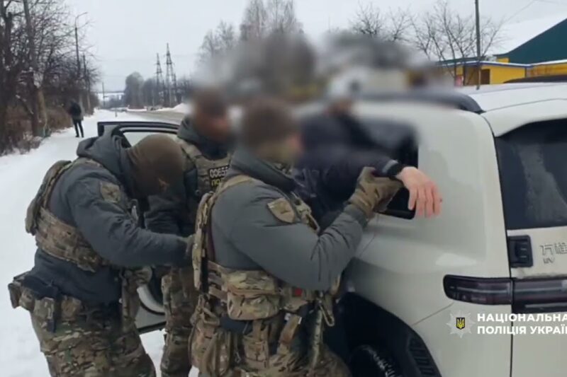 Вимагав 150 000 доларів з родини військового – на Хмельниччині поліція затримала зловмисника