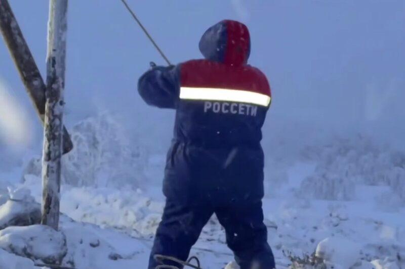 Блекаут в РФ: у Мурманську поставили дерев’яні ЛЕП