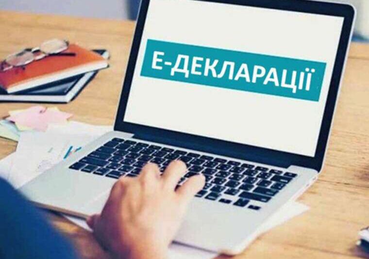 Будинок, ділянка та автопарк Toyota посадовиця Подільської РДА Ольга Науменко показала свої статки