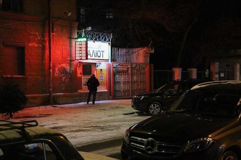 Долар всьоме оновив рекорд з початку року