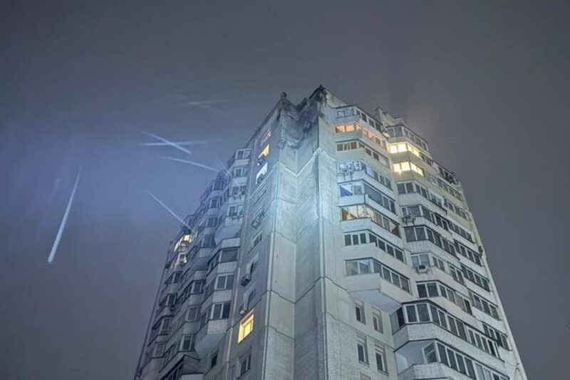 Дрон росіян пошкодив багатоповерхівку в Києві